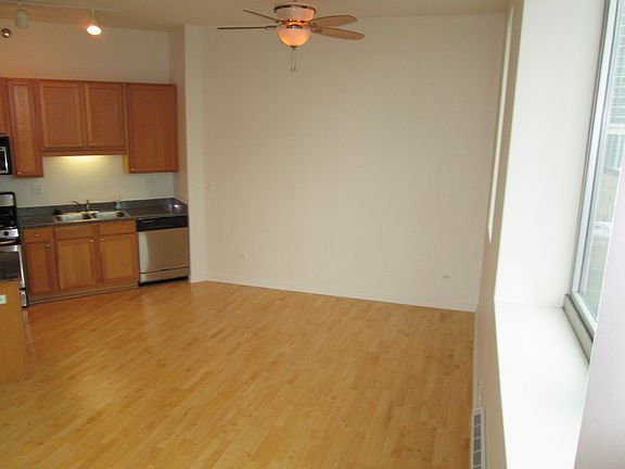 3rd image of 1600 S Indiana Ave Unit 610