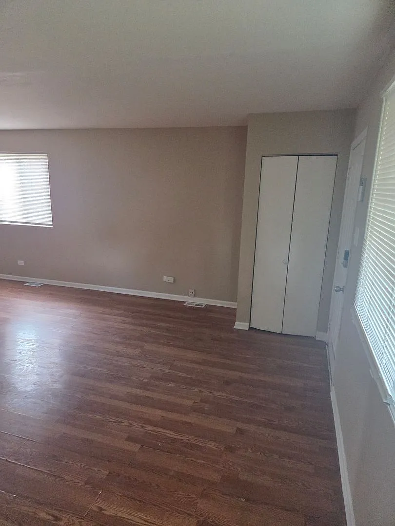 Spacious 5-Bedroom Raised Brick Ranch with Fenced Backyard — Photo 4