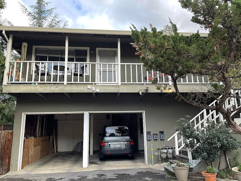 garage w/laundry rm& storage