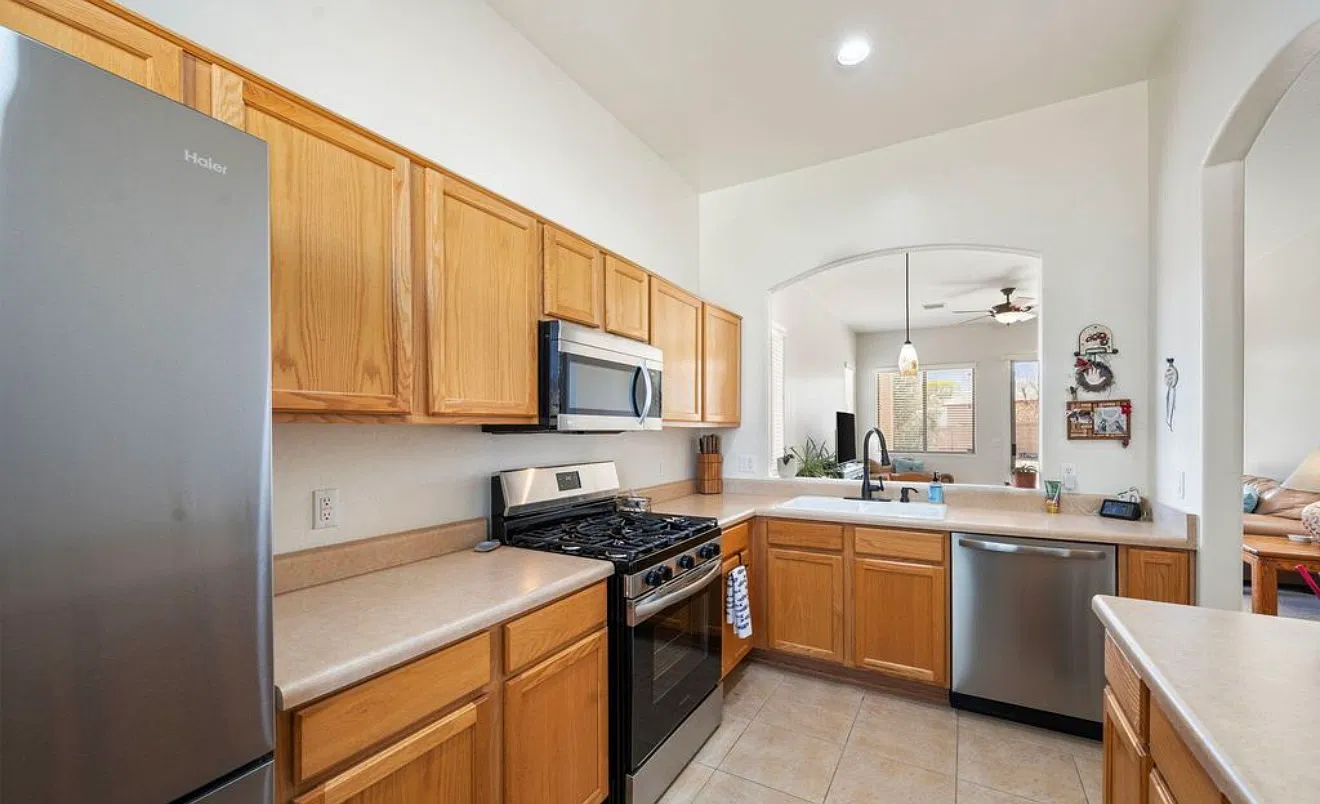 3 bed, 1223 sqft, $2,400 — Photo 4