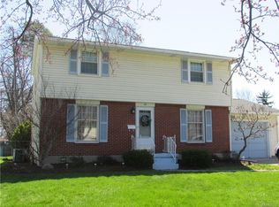 50 Woodbury Dr, Lockport, NY 14094