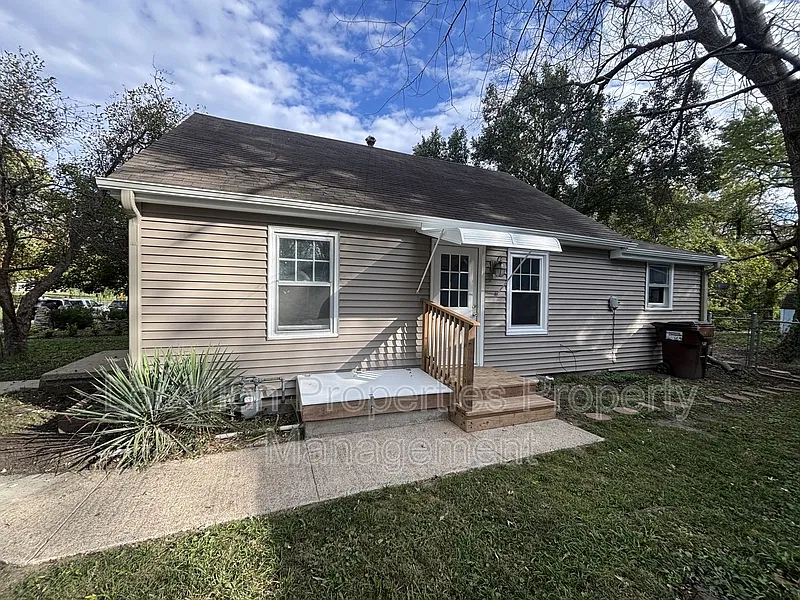3 bed, 1.0 bath, 864 sqft, $1,400 — Photo 2