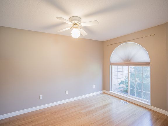 3rd image of 719 SE 127th Ct