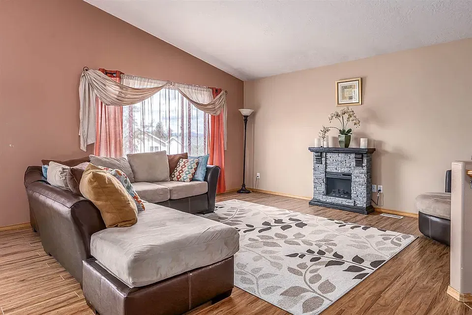 4 bed, 2188 sqft, $2,295 — Photo 2