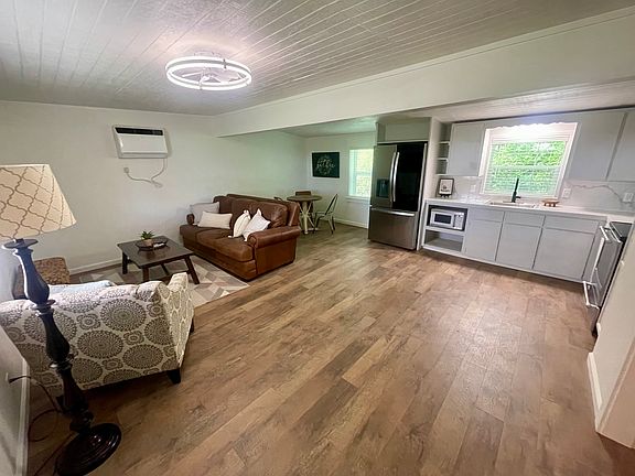 2nd image of 333 W 47th St #3