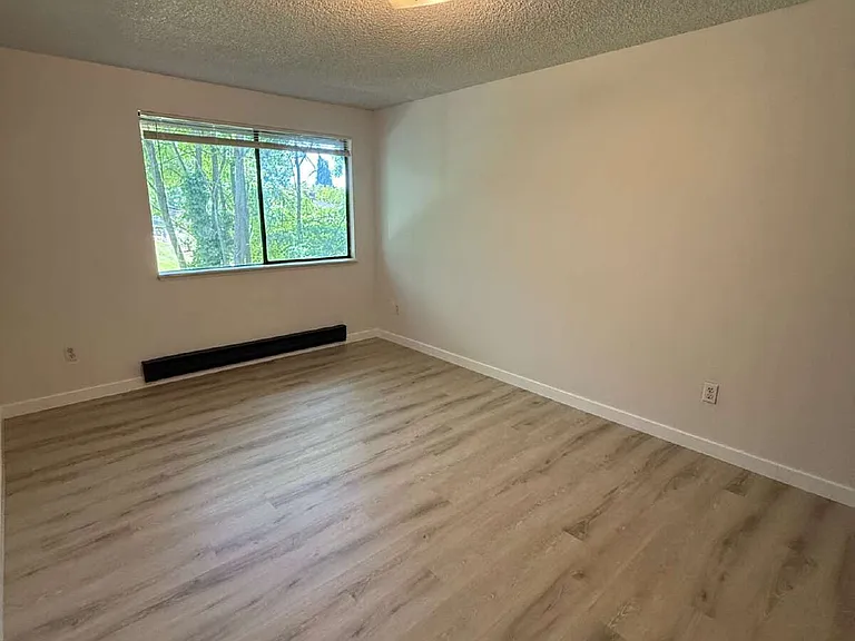 713 F Pl NE #4 — Photo 14