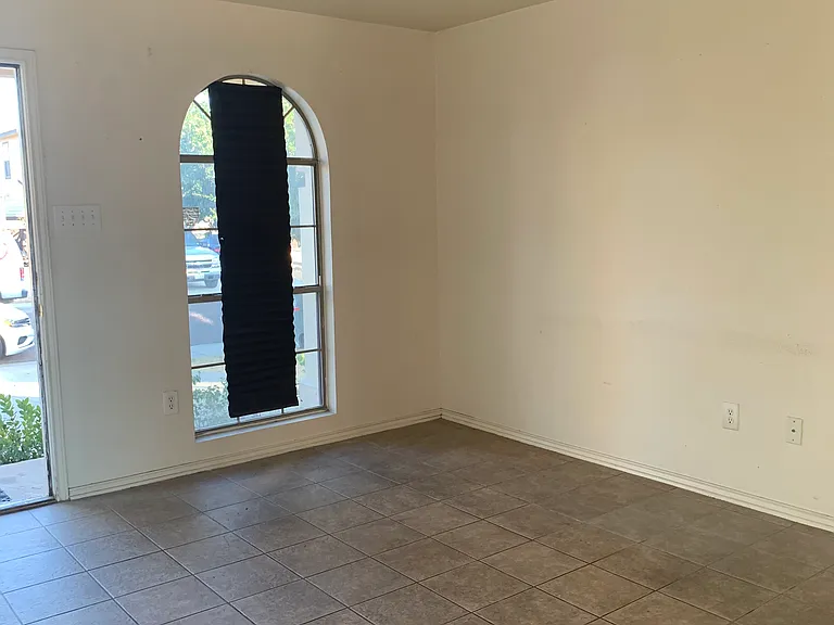 2615 Bandera Dr — Photo 2