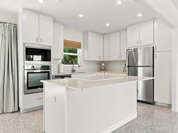 2626 Sunnyside St, Sarasota, FL 34239
