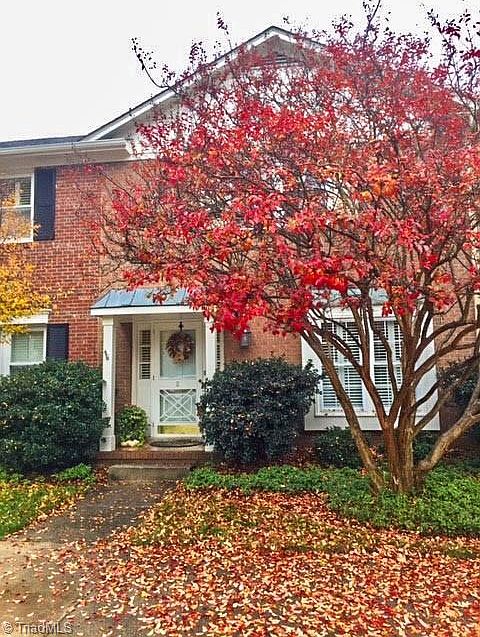 2nd image of 10 E Fountain Manor Dr