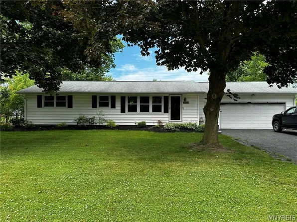 6409 Sherman Dr, Lockport, NY 14094