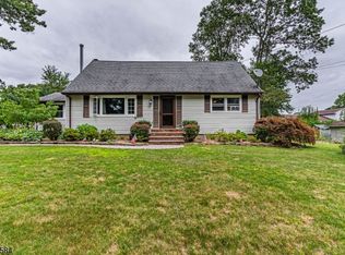 16 Yuma Trl, Oak Ridge, NJ 07438