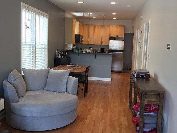 4th image of 3820 N Sacramento Ave #1