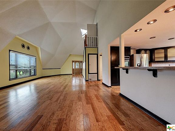 4th image of 1055 Laurie Dr