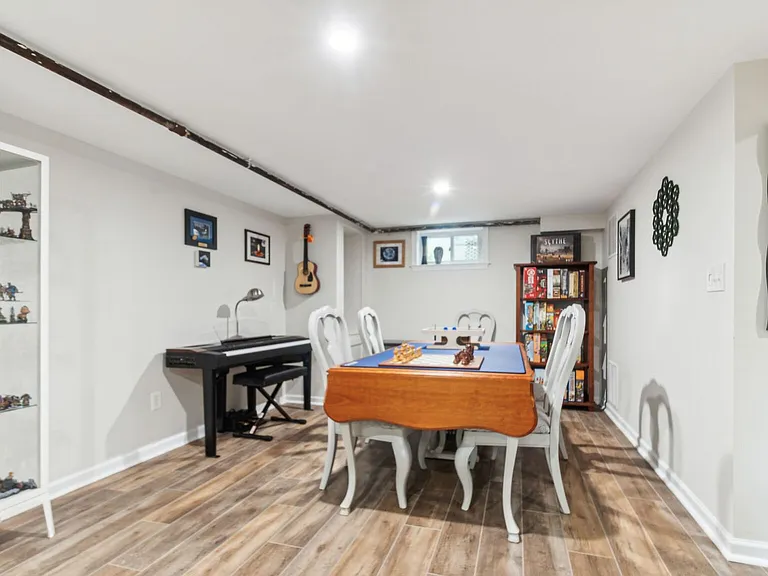 9909 Gardiner Ave — Photo 28
