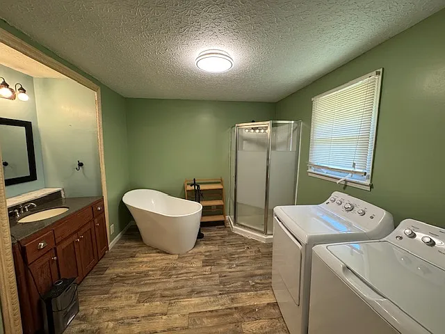 1143 Chestnut Dr — Photo 9