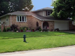 1733 26th St NW, Cedar Rapids, IA 52405
