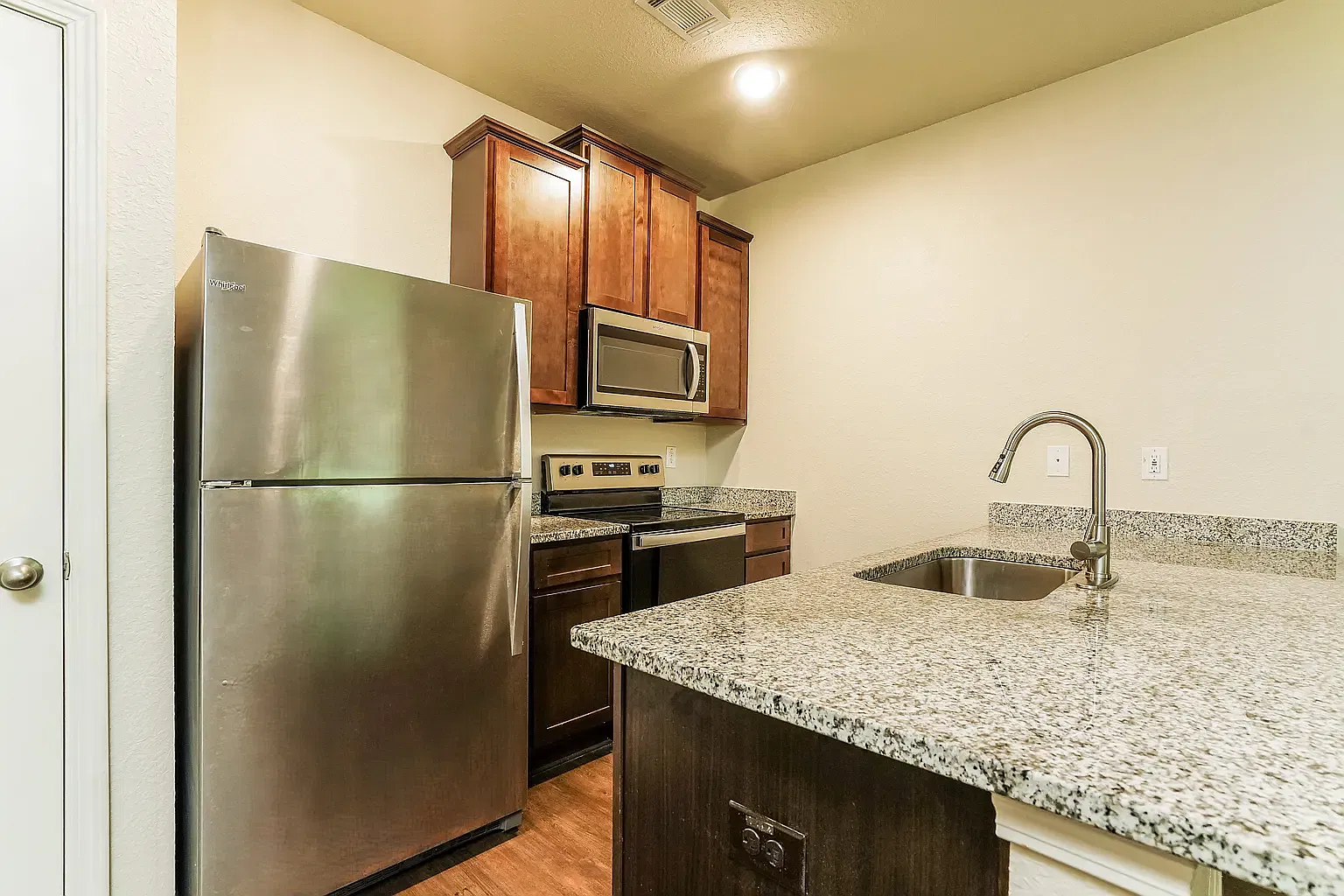 3 bed, 1198 sqft, $2,068 — Photo 3