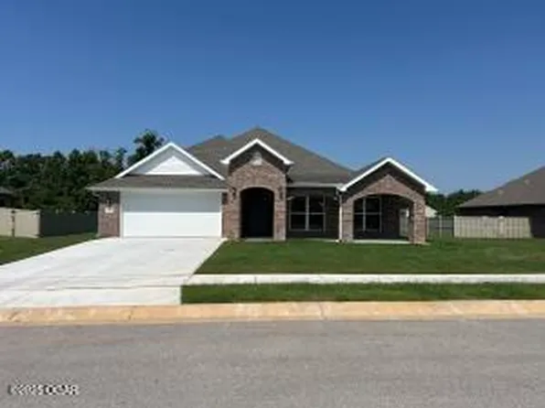 814 Blackthorn Drive, Carl Junction, MO 64834