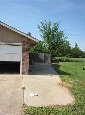2nd image of 711 E Mimosa Pl