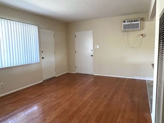 4th image of 4481 Chevy Chase Dr APT 16