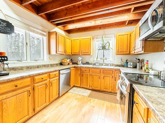 5th image of 39 Long Pond Road South