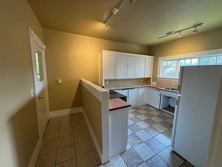 2077 Onyx St — Photo 4