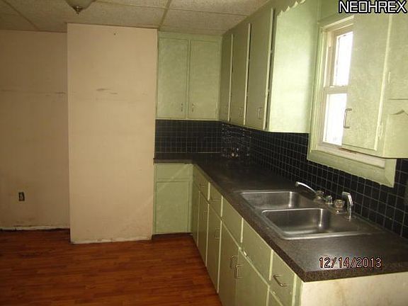 5th image of 231 Evergreen St