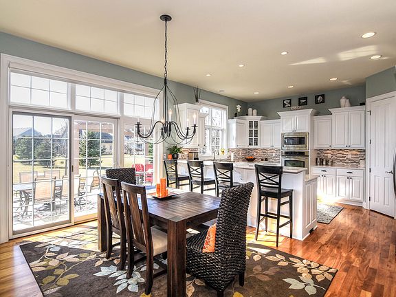 Large Dining Area w/ Patio