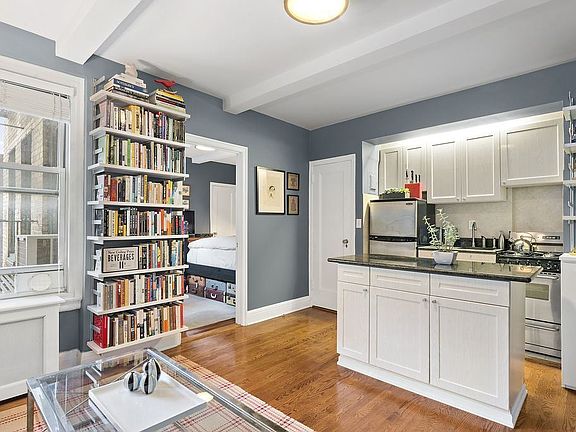 2nd image of 325 W 45th St #920