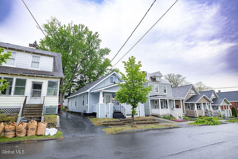 4th image of 242 Linden Street