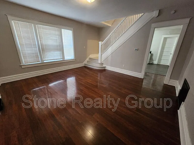 4 bed, 2.0 bath, 1800 sqft, $1,000 — Photo 2