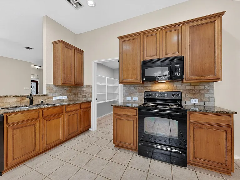 1037 Johnson City Ave — Photo 13