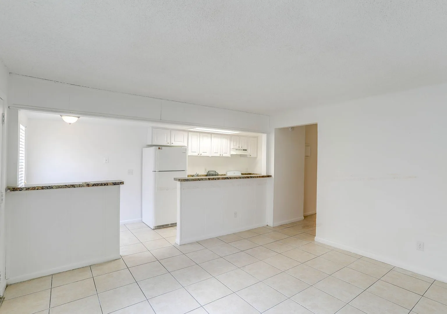 Aztec Apartments — Photo 2