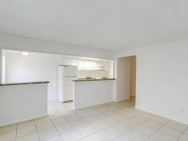 Aztec Apartments — Photo 2
