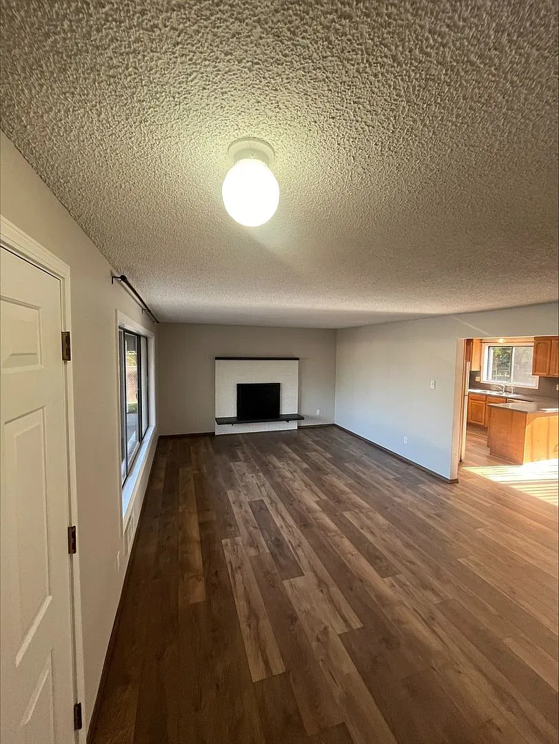 Spacious 2 story duplex — Photo 4