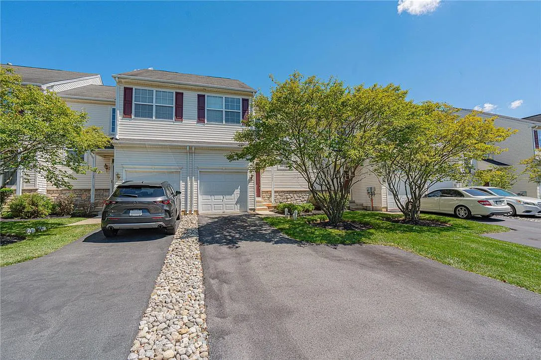 3 bed, 2.5 bath, 1440 sqft, $2,400 — Photo 1