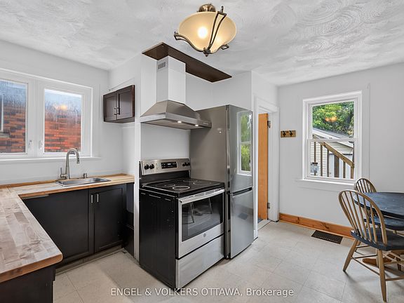 3rd image of 267 Granville St