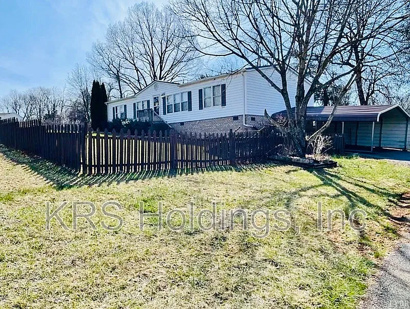 3 bed, 2.0 bath, 1600 sqft, $2,195 — Photo 2
