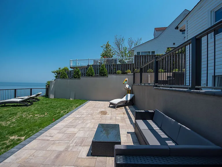 Cliff Rd E — Photo 3