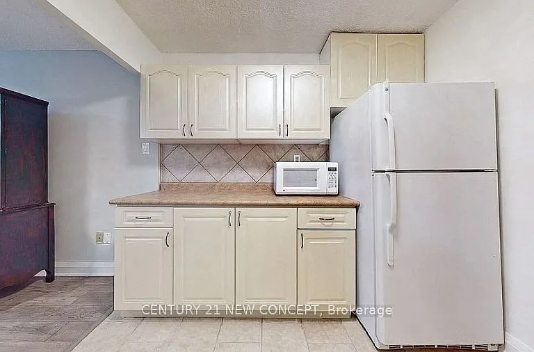 7451 Yonge St #101 — Photo 6