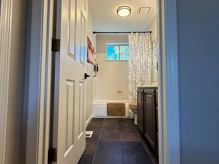 242 W Rosser St — Photo 42