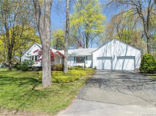 27 Meadowood Ln, Old Saybrook, CT 06475