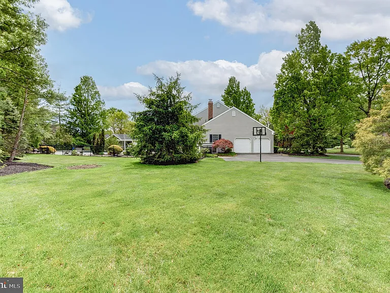 42 Ellsworth Dr — Photo 45