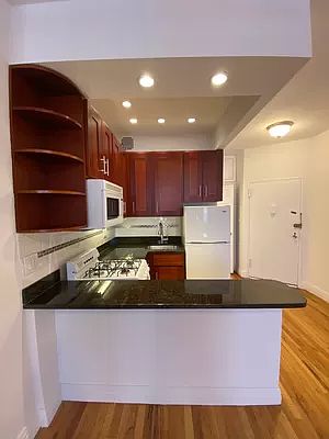 4th image of 441 E 83rd St #4D