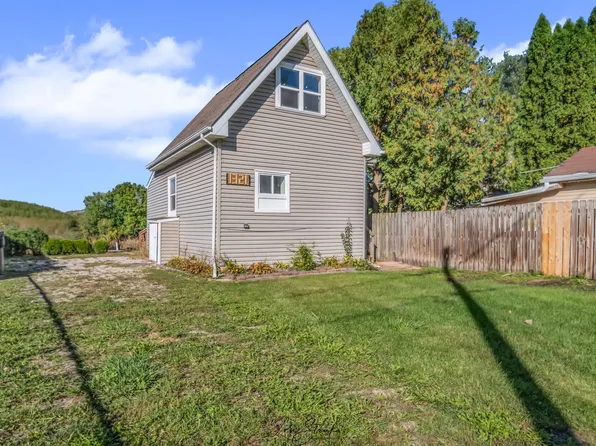 1321 Nippersink Dr, Spring Grove, IL 60081