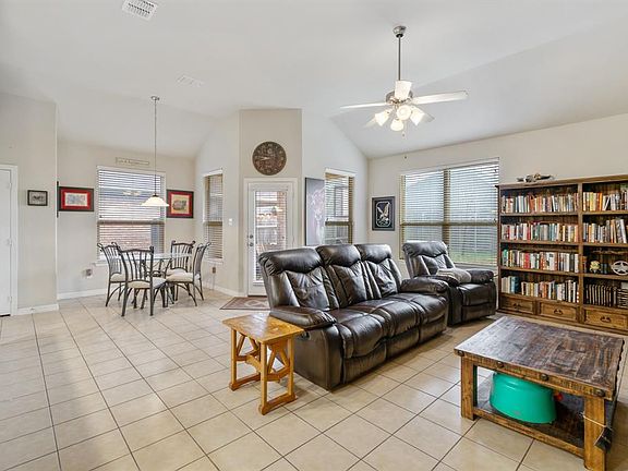 5th image of 905 Lovebird Ln