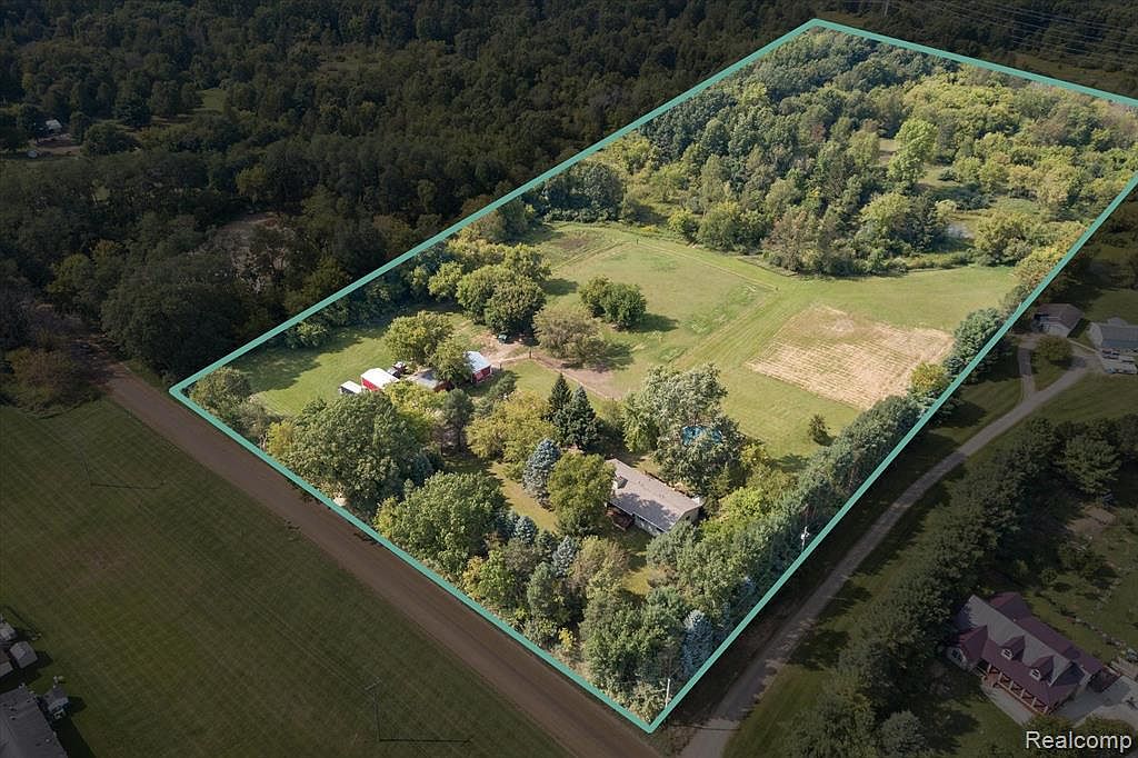 8265 Hogan Rd, Fenton, MI 48430 Zillow