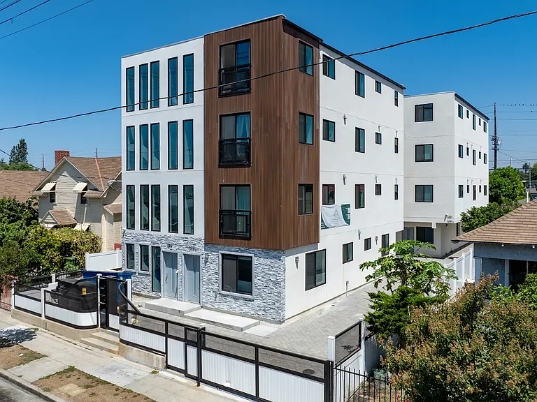 Fully Furnished Housing: 1419 W 35th St — Photo 24