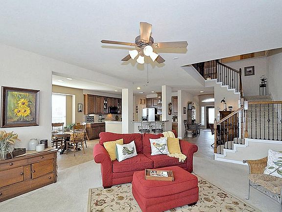  GREAT OPEN FLOOR PLAN, DEN HAS OPEN ACCESS TO KITCHEN