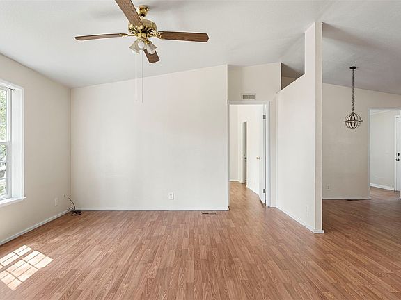 5th image of 100 NE Lorrain Court